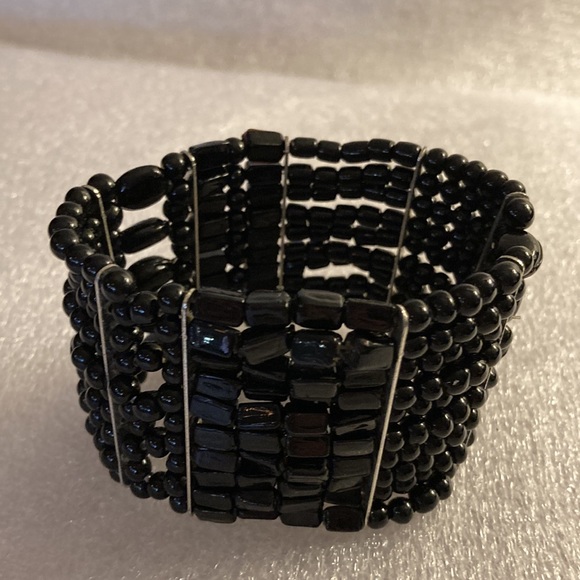 Black Shiny Multilayer Beaded Stretch Bracelet With Silvertone Linear Spacers - Picture 7 of 9